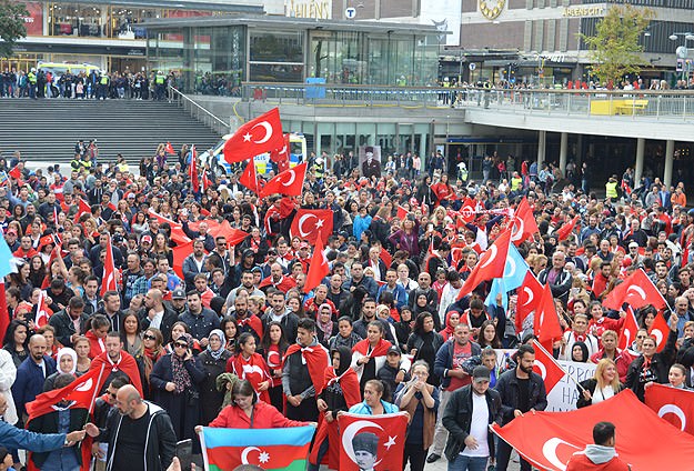 İsveç ve Almanya'da teröre lanet yağdı