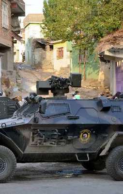 Diyarbakır'da polis merkezine ses bombası saldırısı