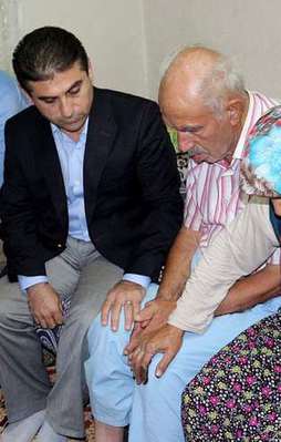 Şehit haberini kameralar önünde verdi