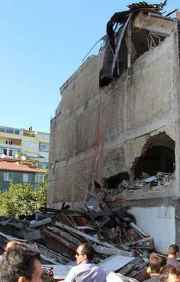 İstanbul'da 5 katlı bir bina çöktü