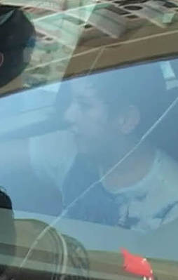 Annesinin araçta bıraktığı çocuğu polis kurtardı