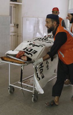 Pakistan'da camiye saldırı
