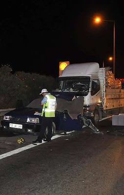 İzmir'de trafik kazası: 3 ölü, 4 yaralı