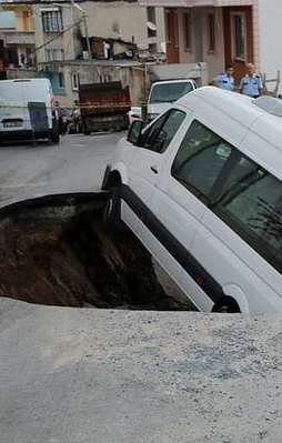 Yol çöktü servis aracı çukura düştü