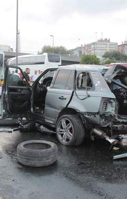 Metrobüsle cip kafa kafaya çarpıştı!