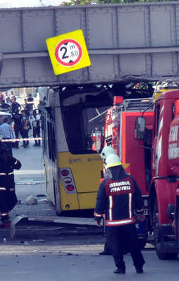 Polisleri taşıyan otobüs alt geçide çarptı