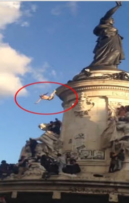 Dev heykelden böyle düştü!