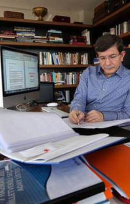 İşte Davutoğlu'nun masasındaki son anket