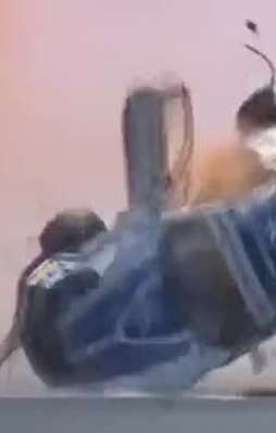 Havada defalarca takla attı