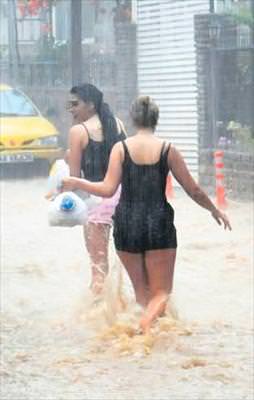 Bodrum'u sel vurdu