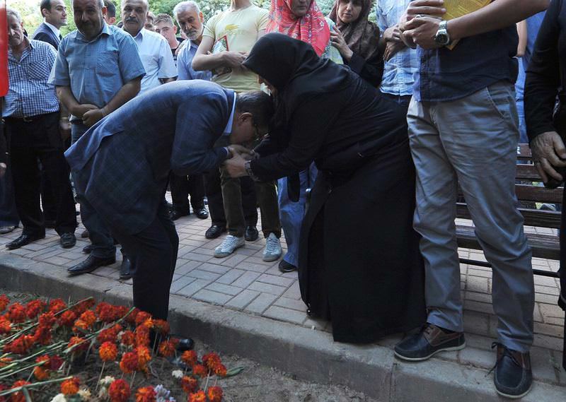 Davutoğlu şehit annesinin elini öptü