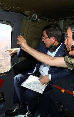 Davutoğlu'ndan Mehmetçik'e sürpriz ziyaret