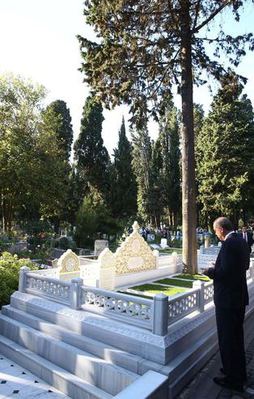 Erdoğan anne ve babasının mezarını ziyaret etti