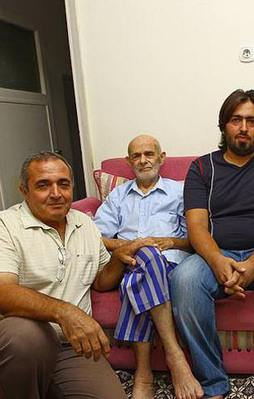 Ahmet Dede evini sığınmacı aileye açtı