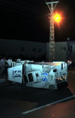 Diyarbakır'da polis aracı takla attı