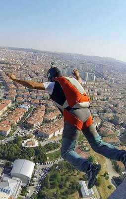 Minareden atlayan çılgın paraşütçü