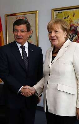 Davutoğlu, Merkel ile biraraya geldi