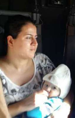 Ayşe Yüzbaşı bebeğiyle ateş hattına gidiyor