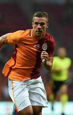 Podolski oyundan çıkarken hocasına trip attı