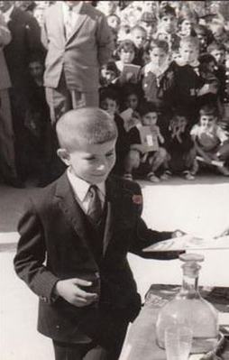 Okul yıllarındaki fotoğrafını paylaştı