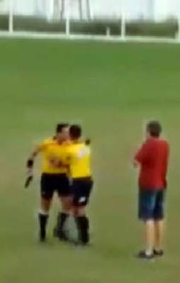 Hakem oyuncuya silah çekti!