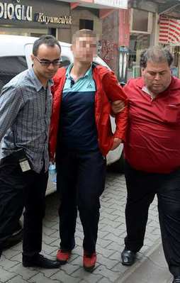 Sınıfa girmeyen arkadaşını bıçakladı