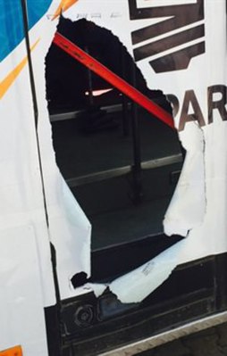 Ağrı'da AK Parti seçim otobüsüne saldırı