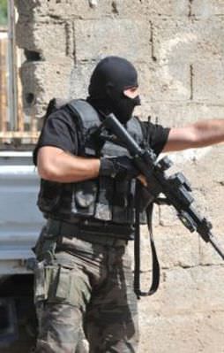 Eş zamanlı saldıran hainler öldürüldü