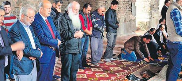 ’Namaz’ kıldı