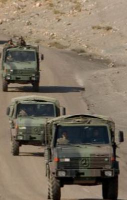 Askeri servisle kamyonet çarpıştı: 11 yaralı