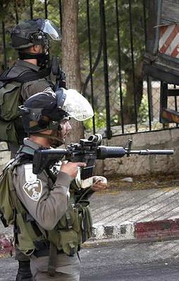 İsrail polisi bir Filistinliyi ağır yaraladı