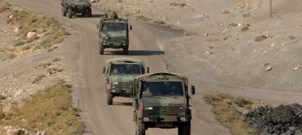 Askeri servisle kamyonet çarpıştı: 11 yaralı