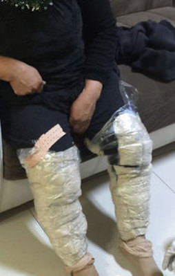 Uyuşturucuyu bacaklarına sardı