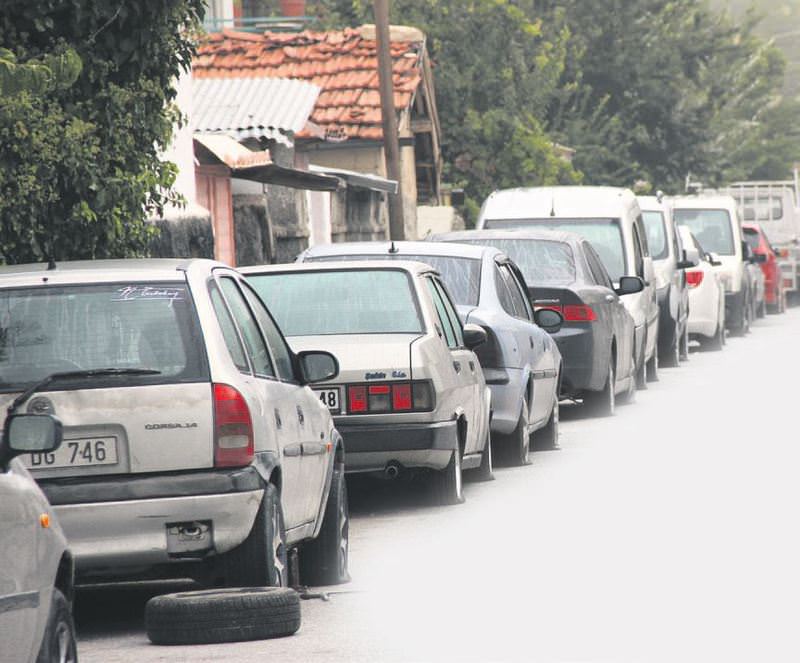 50 aracın lastiklerini kestiler