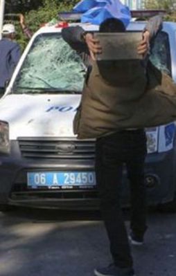 Patlamanın ardından provokatörler sahnede