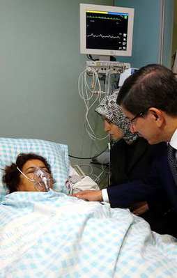 Başbakan yaralıları hastanede ziyaret etti