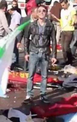 Cesetlerin arasında gülerek poz verdi