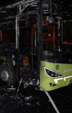 Şehir eşkiyaları otobüsü yaktı