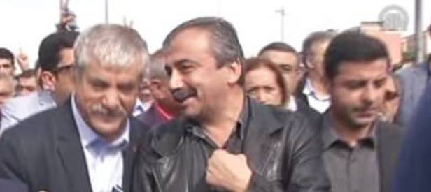 Sırrı Süreyya Önder’in yüzü gülüyor