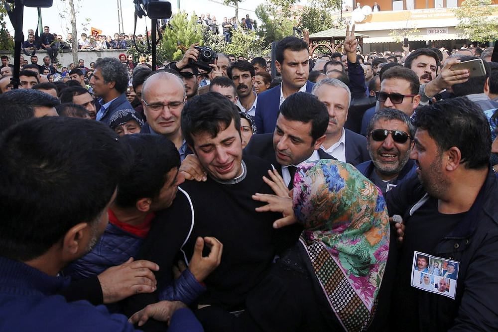 Cenaze töreninde PKK'ya bayrak tepkisi-2