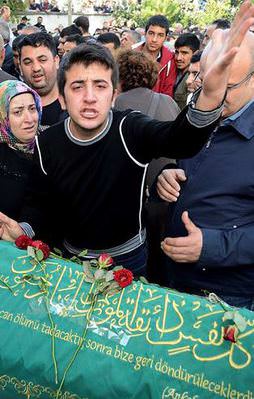 Cenaze töreninde PKK'ya bayrak tepkisi