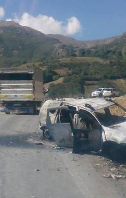 Hakkari'de elektrik şirketine ait araçlar yakıldı