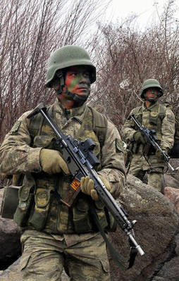 Türk komandoları Kırgızistan'da eğitim verecek