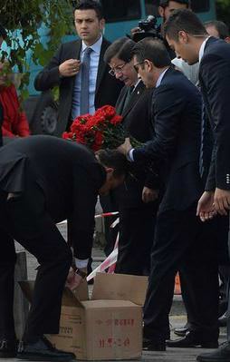 Davutoğlu alana karanfil bıraktı