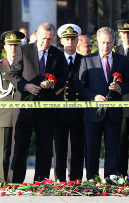 Erdoğan katliamın olduğu yere karanfil bıraktı