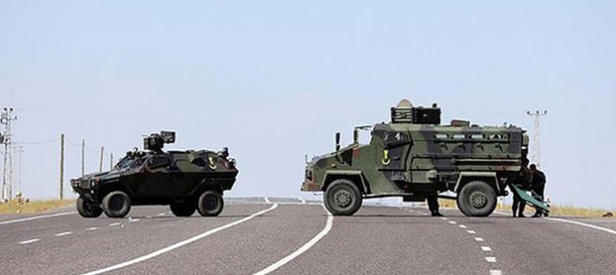 Hakkari'de askeri araç devrildi