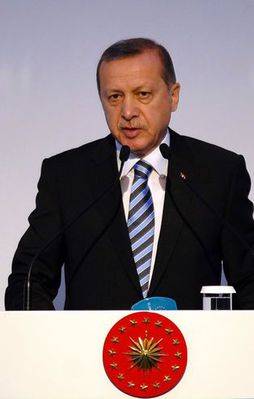 "İslam dünyasına oynanan oyunların farkına varın"