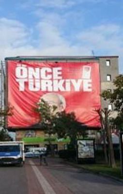 Kılıçdaroğlu'nun afişi için ağaç kestiler