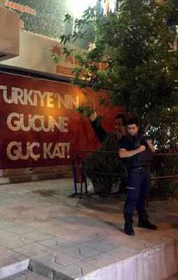 Diyarbakır'da AK Parti binasına bombalı saldırı