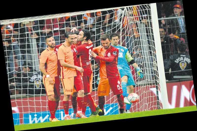 Parçalı şortlar isyan ettirdi!